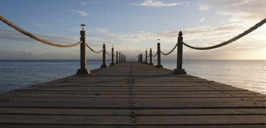 Vue de la mer depuis un ponton en bois avec des cordages